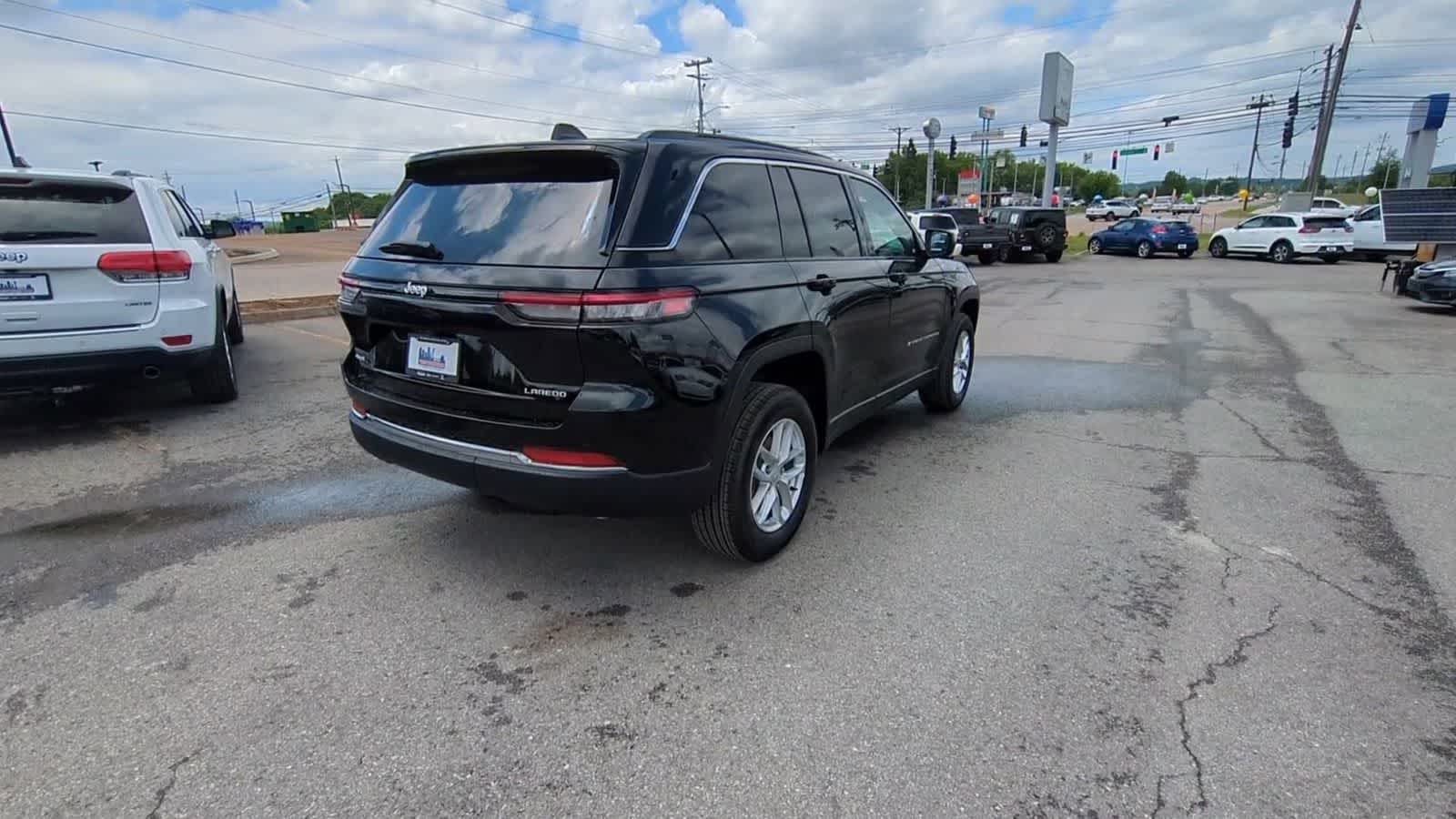2026 Jeep Grand Cherokee GRAND CHEROKEE LAREDO X 4X4