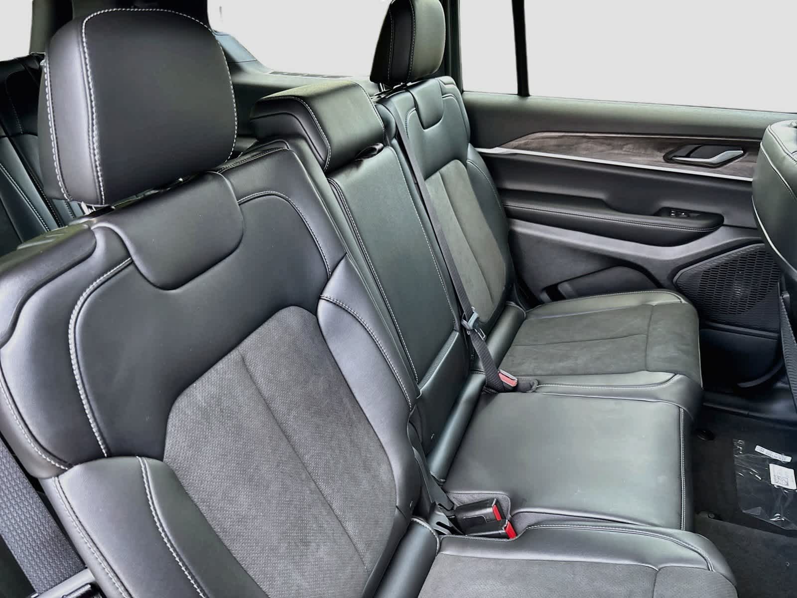 2027 Jeep Grand Cherokee GRAND CHEROKEE L LAREDO ALTITUDE 4X4