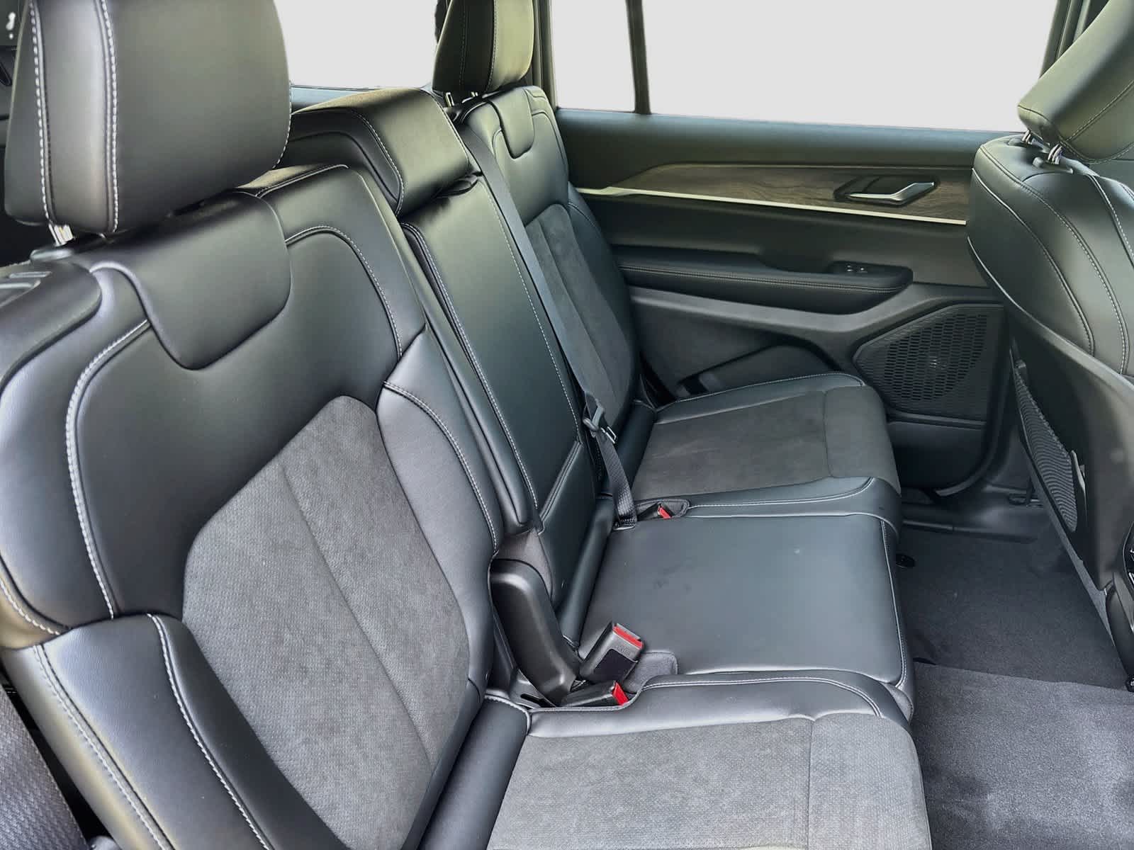 2027 Jeep Grand Cherokee GRAND CHEROKEE L LAREDO ALTITUDE 4X4