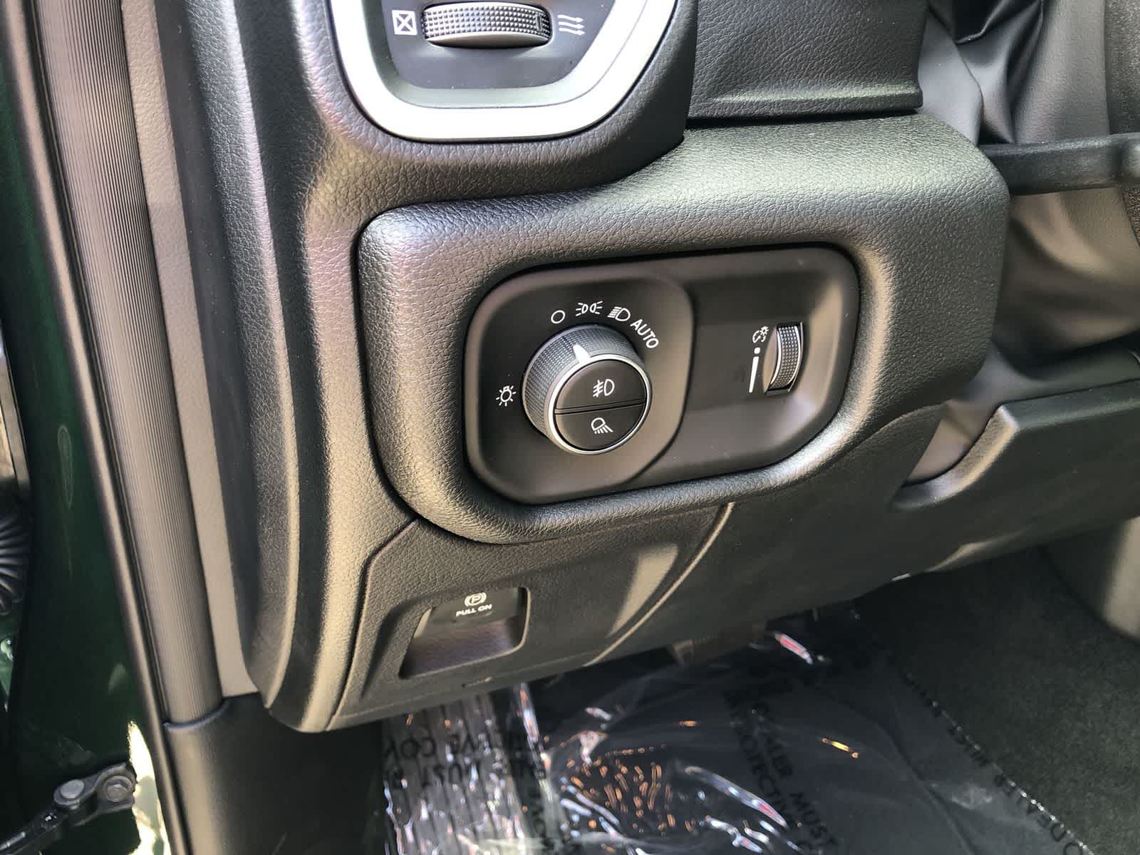 2026 RAM 1500 Express Crew Cab 4x4 5'7' Box