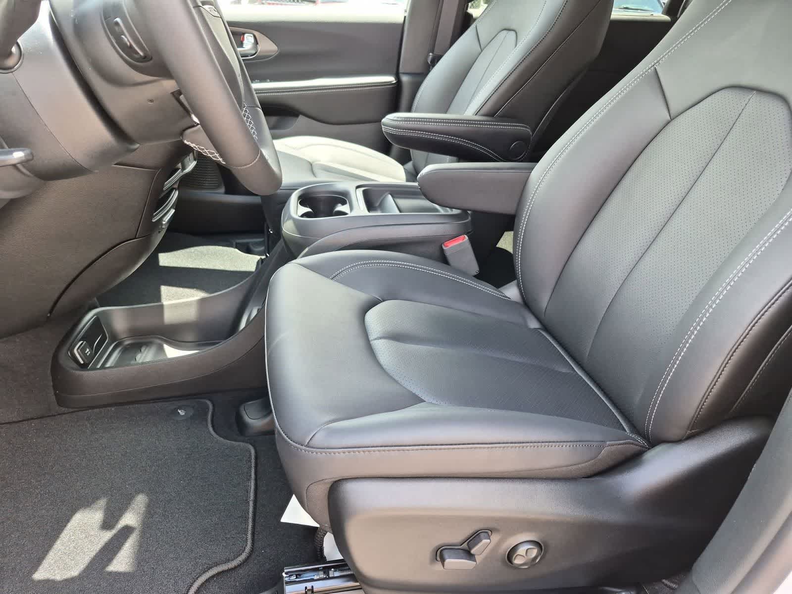 2027 Chrysler Pacifica PACIFICA SELECT