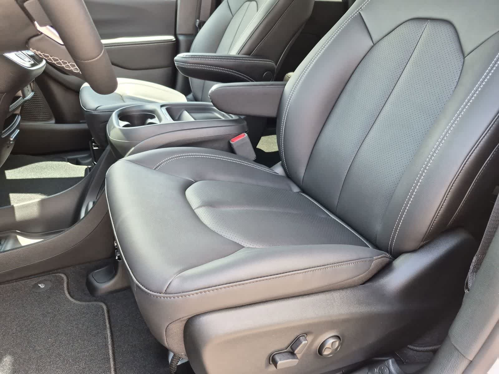 2027 Chrysler Pacifica PACIFICA SELECT