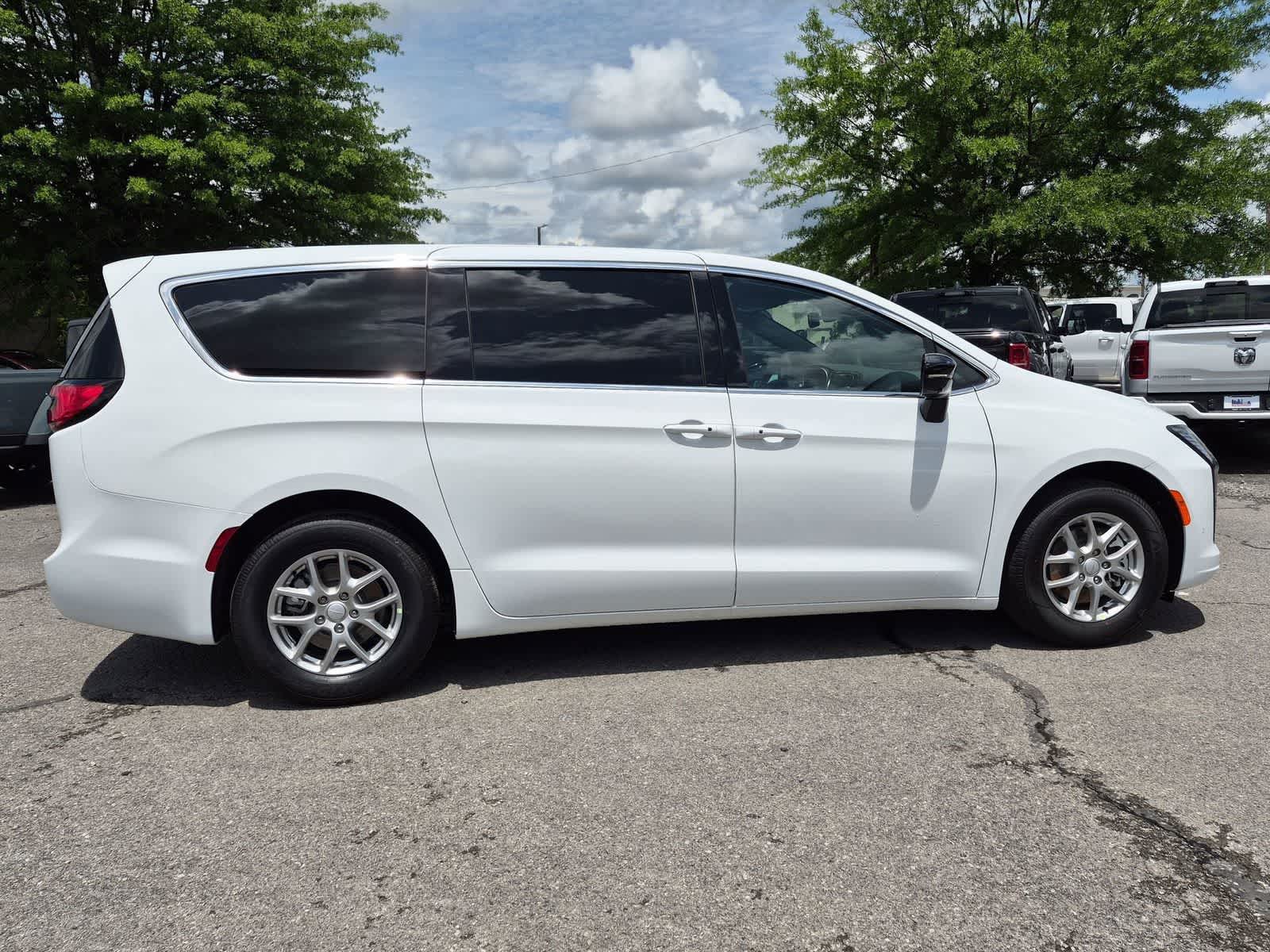 2027 Chrysler Pacifica PACIFICA SELECT