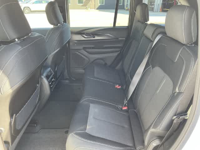 2027 Jeep Grand Cherokee GRAND CHEROKEE LAREDO 4X4