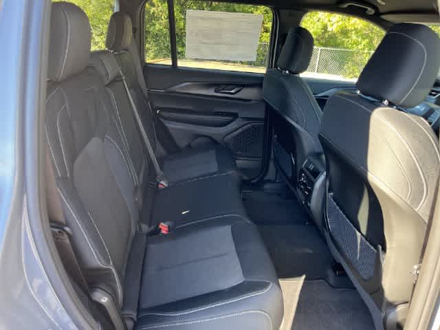 2027 Jeep Grand Cherokee GRAND CHEROKEE LAREDO 4X4