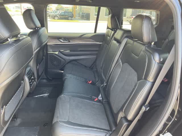 2027 Jeep Grand Cherokee GRAND CHEROKEE L LAREDO ALTITUDE 4X4