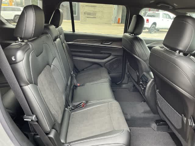 2027 Jeep Grand Cherokee GRAND CHEROKEE L LAREDO ALTITUDE 4X4