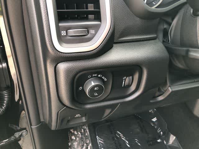 2026 RAM 1500 RAM 1500 EXPRESS CREW CAB 4X4 5'7' BOX