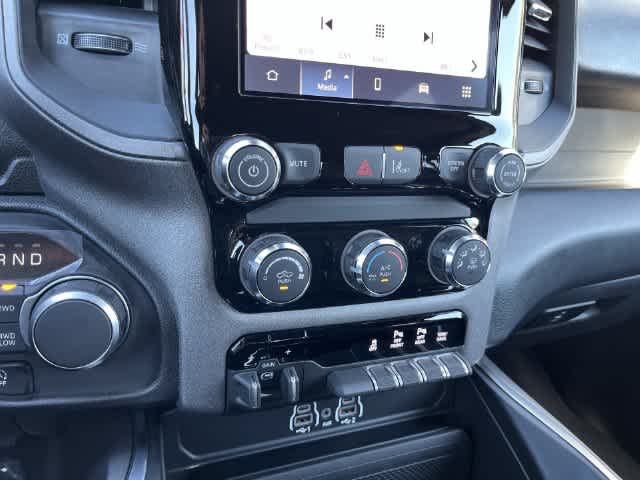 2027 RAM 1500 RAM 1500 EXPRESS CREW CAB 4X4 5'7' BOX