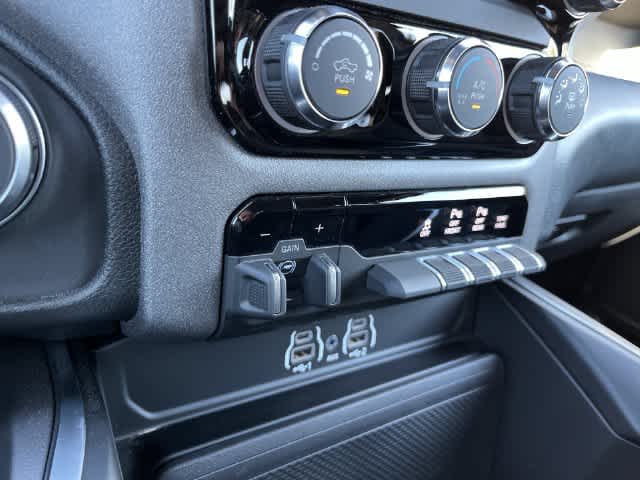 2027 RAM 1500 RAM 1500 EXPRESS CREW CAB 4X4 5'7' BOX