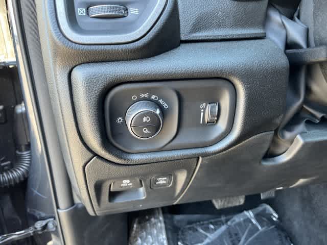 2027 RAM 1500 RAM 1500 EXPRESS CREW CAB 4X4 5'7' BOX