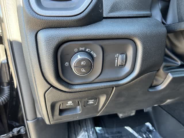 2027 RAM 1500 RAM 1500 WARLOCK CREW CAB 4X4 5'7' BOX