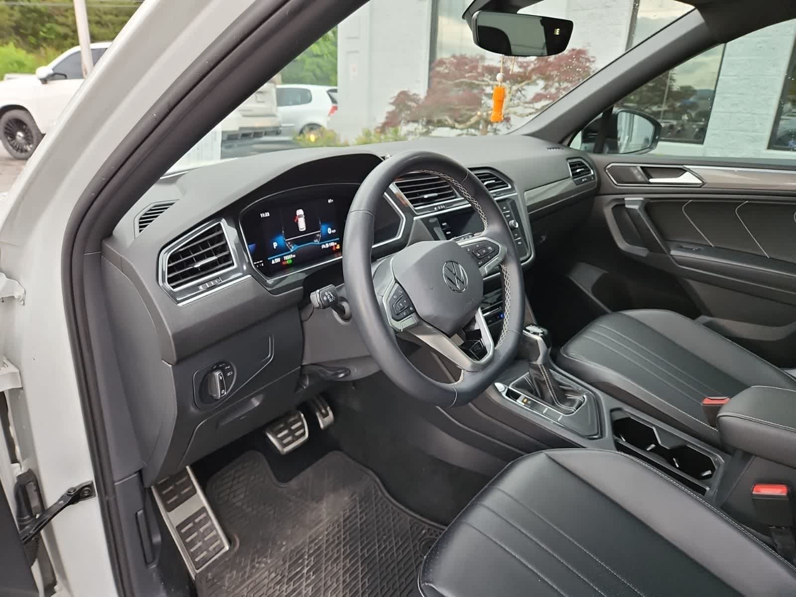 2023 Volkswagen Tiguan SE R-Line Black