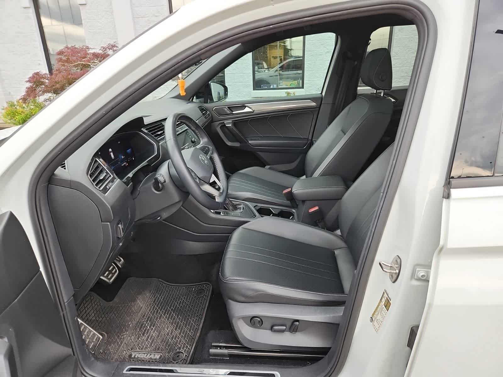 2023 Volkswagen Tiguan SE R-Line Black