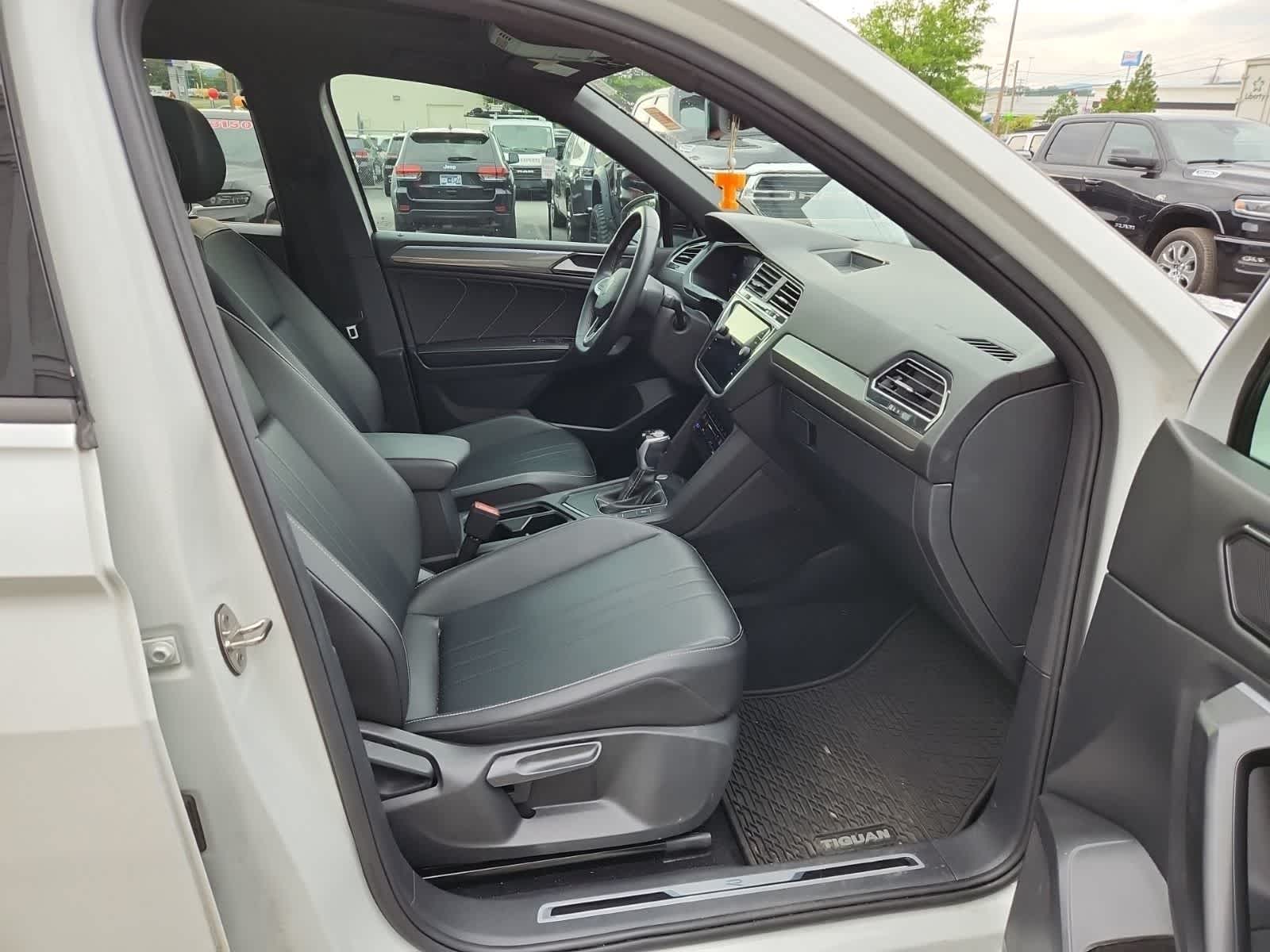 2023 Volkswagen Tiguan SE R-Line Black