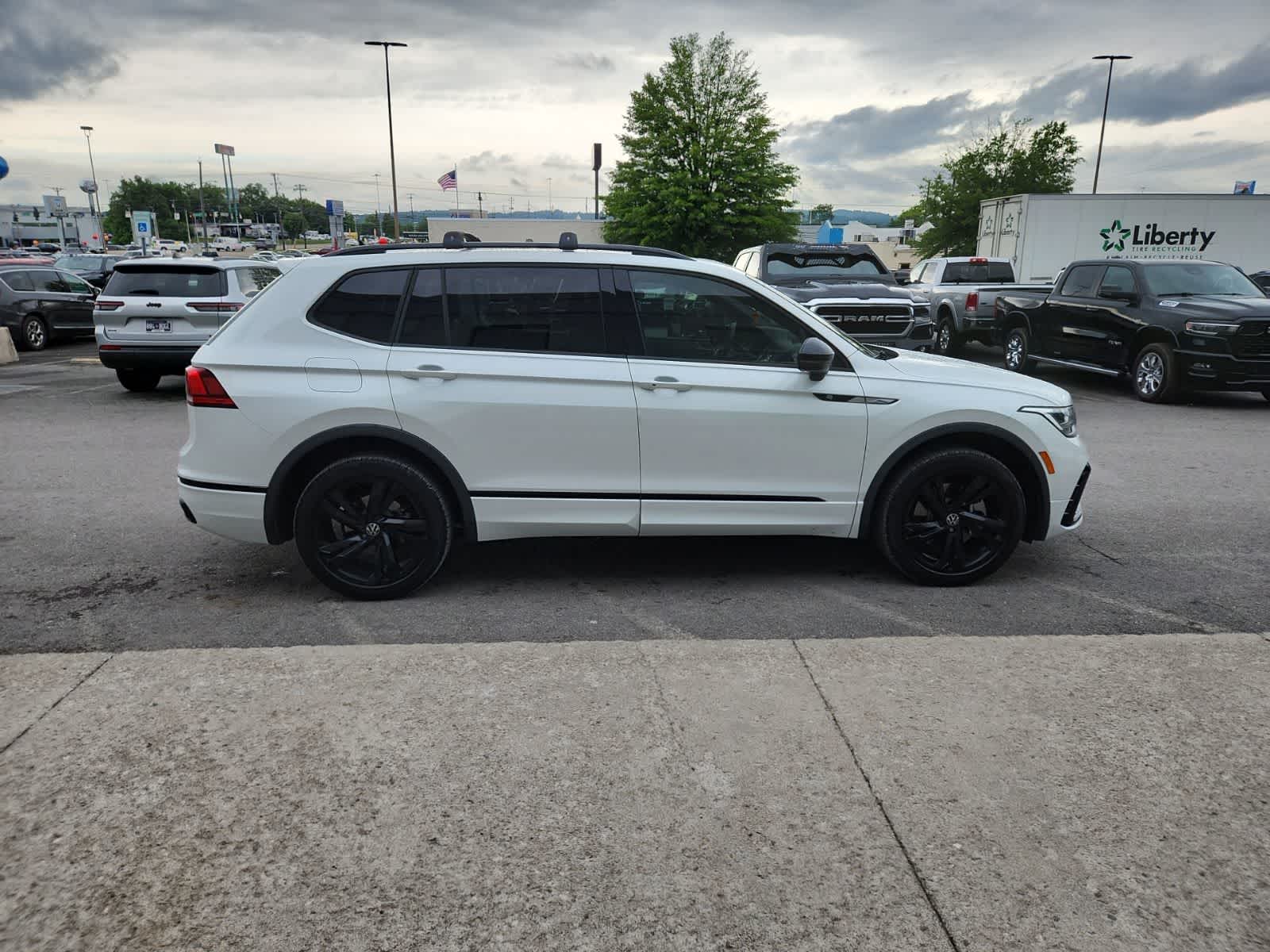 2023 Volkswagen Tiguan SE R-Line Black