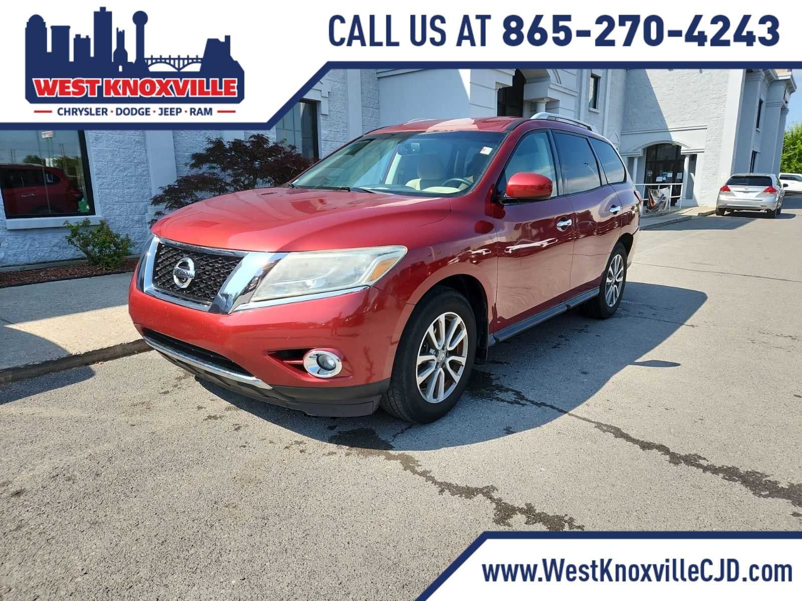 2016 Nissan Pathfinder SV 2WD's photo